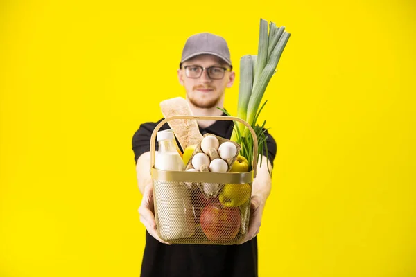 Focus op mand met boodschappen op gele achtergrond, boerderij food delivery service — Stockfoto