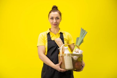 Şirin çiftçi sepetinde sebze ve organik tarım ürünleri taşıyor.