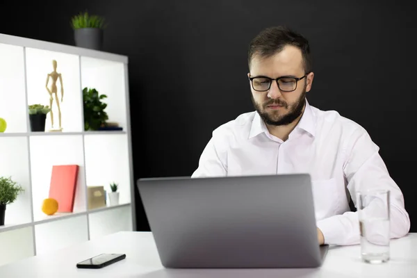 Jovem e bonito freelancer profissional de TI trabalhando no projeto em casa — Fotografia de Stock