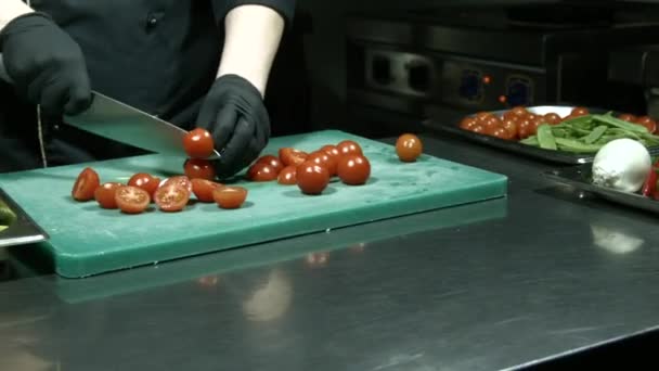 Cozinheiros mãos em luvas pretas cortando tomates — Vídeo de Stock