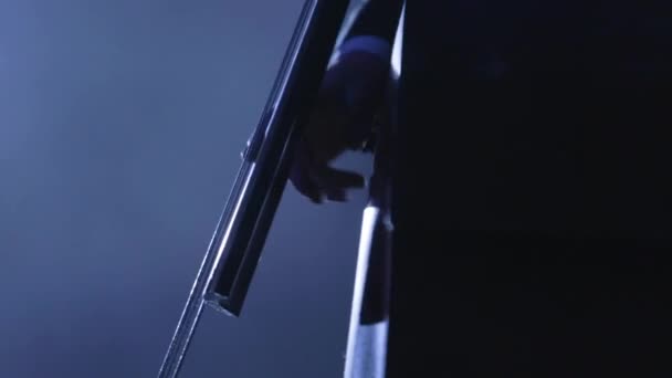 Músico toca el violonchelo primer plano arco y cuerdas blacklit — Vídeos de Stock