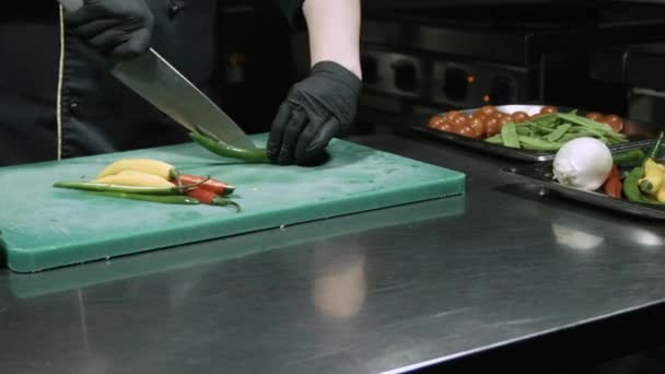 Cooks hands in black gloves slicing — Stock Video