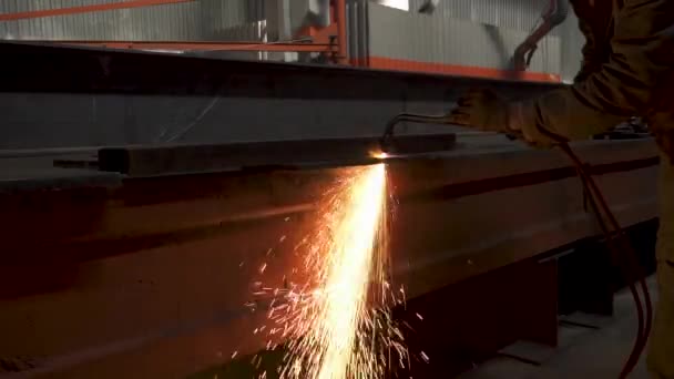 Ручне різання металу, іскровий потік і полум'я факела на темному фоні крупним планом — стокове відео