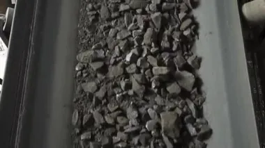 Taşıyıcı granit taşları ve ezilmiş taşları endüstriyel granit işleme atölyesinde taşır.