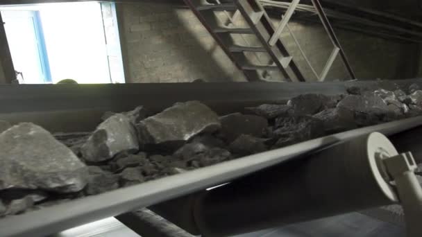 Конвеєр транспортує гранітні камені та щебінь у майстерню промислової обробки граніту. повільний рух — стокове відео