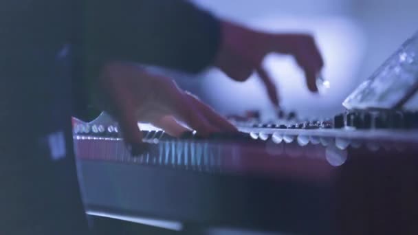 Пианист играет на синтезаторе, держит клавиши крупным планом — стоковое видео