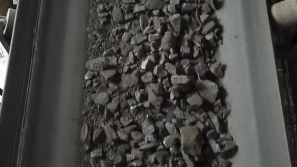 Transportador transporta pedras de granito e brita em oficina de processamento industrial de granito — Vídeo de Stock