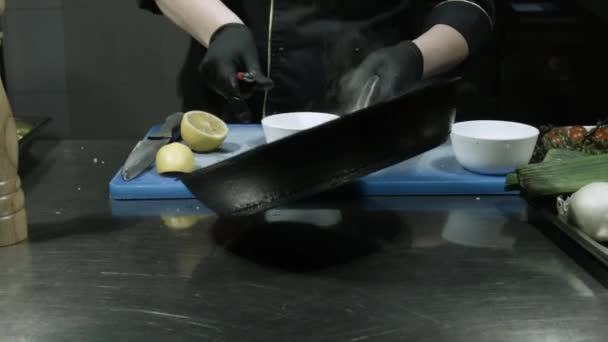 Шеф-повар жарит креветки а ля фламб — стоковое видео