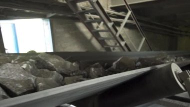 Taşıyıcı taşıtlar granit taşlar ve ezilmiş taşlar endüstriyel granit işleme atölyesinde. yavaş çekim