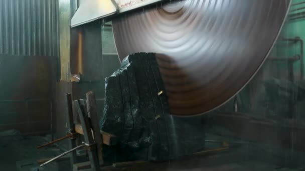 Grande cortador de pedra industrial corta rocha de granito em placas em jatos de água de perto — Vídeo de Stock