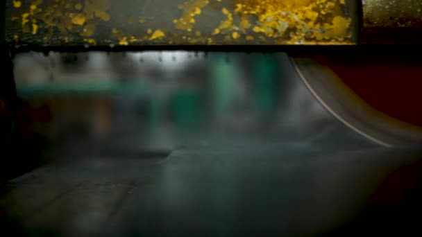 Grande cortador de pedra industrial corta granito cinza terra em telhas em jatos de água. Refletindo uma serra em granito molhado — Vídeo de Stock