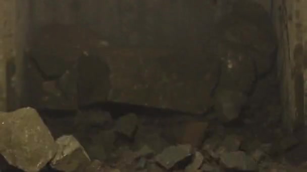Des blocs de granit tombent dans le concasseur de pierre, éliminant les étincelles. Extraction industrielle de roches ou de minéraux 