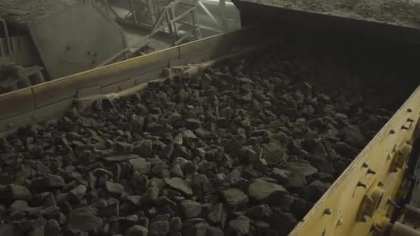 在碎石的分选线上，花岗岩石弹出滚落工业开采岩石或矿物缓慢运动 — 图库视频影像