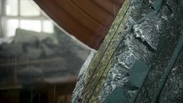Velký průmyslový kameník řeže žulovou skálu do desek v tryskách vody zblízka — Stock video