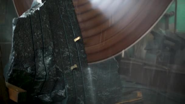 Μεγάλος βιομηχανικός πετροκόφτης κόβει γρανίτη σε πλάκες σε πίδακες νερού από κοντά — Αρχείο Βίντεο