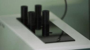 Operatör kimyasal ölçüm aletine su ya da solüsyon numunesi yerleştiriyor.