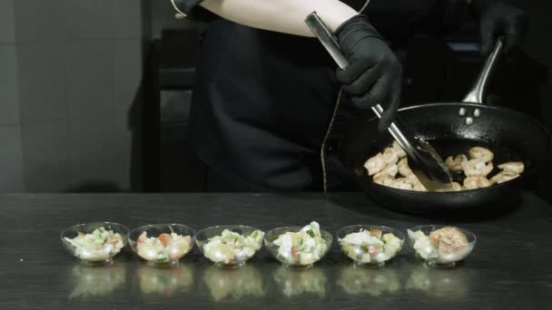 Cozinhar fazendo uma salada de camarão, adicionando camarão aos legumes — Vídeo de Stock