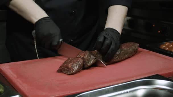 Кухарі рук в чорних рукавичках крупним планом — стокове відео