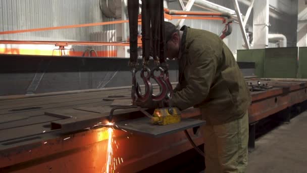 Corte manual de metal, fluxo de faísca e tocha de chama. Produção industrial. Soldador mascarado protetor — Vídeo de Stock