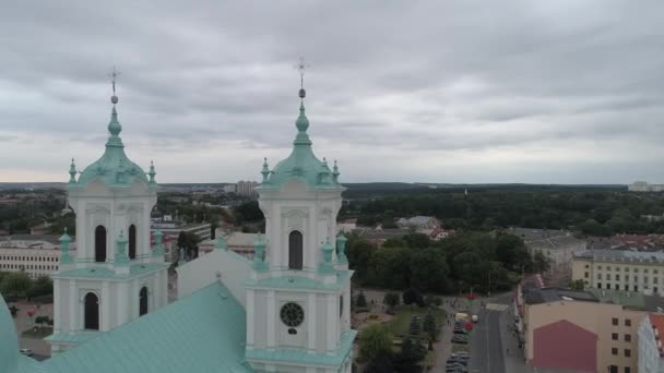 Grodna, Białoruś - lipiec 2019: Katedra św. Franciszka Ksawerego i zabytkowe budynki starego centrum Grodnos. Architektura barokowa XVII wieku — Wideo stockowe