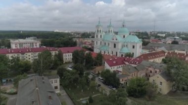 Grodna, Belarus - Temmuz 2019: St. Francis Xaviers Katedrali ve Grodnos 'un eski şehir merkezinin tarihi binaları. XVII yüzyıl insansız hava aracının barok mimarisi