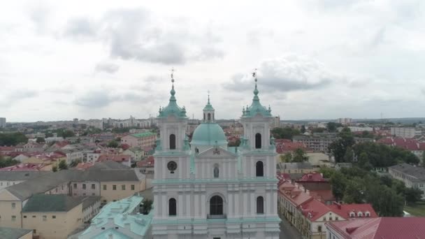 グロドナ、ベラルーシ- 7月、 2019:聖フランシスザビエル大聖堂とグロドノス旧市街中心部の歴史的建造物。17世紀のバロック建築 — ストック動画