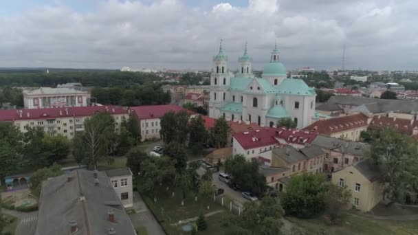 Grodna, Belarus - July, 2019: Καθεδρικός Ναός Αγίου Φραγκίσκου Ξαβιέρ και τα ιστορικά κτίρια του παλιού κέντρου της πόλης Γκρόδνος. Μπαρόκ αρχιτεκτονική του XVII αιώνα drone shot — Αρχείο Βίντεο