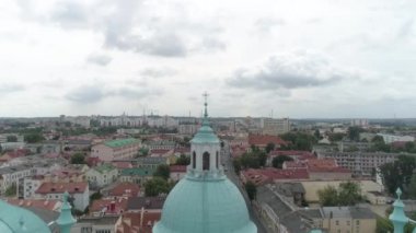 Grodna, Belarus - Temmuz 2019: St. Francis Xaviers Katedrali ve Grodnos 'un eski şehir merkezinin tarihi binaları. XVII yüzyıl insansız hava aracının barok mimarisi