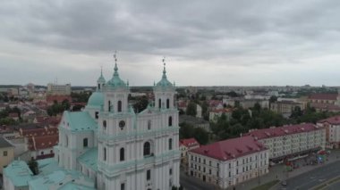 Grodna, Belarus - Temmuz 2019: St. Francis Xaviers Katedrali ve Grodnos 'un eski şehir merkezinin tarihi binaları. XVII yüzyıl insansız hava aracının barok mimarisi
