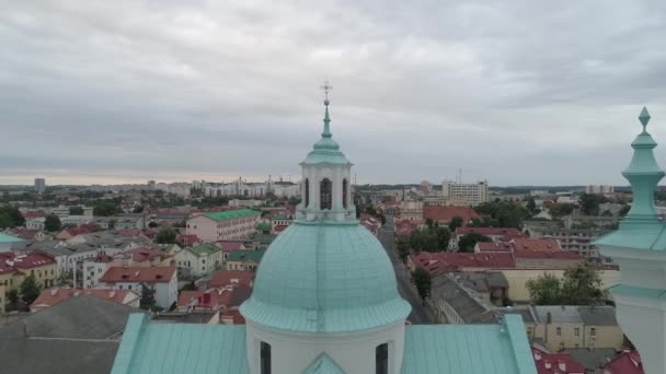 Grodna, Vitryssland - juli 2019: St. Francis Xaviers katedral och de historiska byggnaderna i Grodnos gamla stadskärna. 1600-talets barockarkitektur — Stockvideo