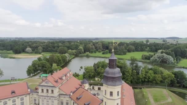 Nesvizh, Fehéroroszország - 2019. július: Nesvizh kastély Radziwill dinasztia Világörökség Gyűjtemény népszerű turisztikai attrakciója Fehéroroszországban. XVII. századi reneszánsz stílusú építészeti emlék — Stock videók