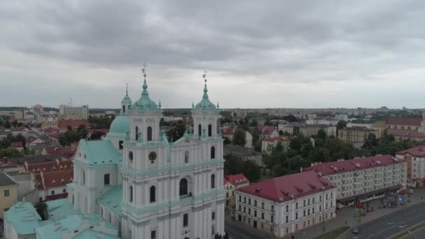 Grodna, Bielorrússia - julho de 2019: Catedral de São Francisco Xaviers e os edifícios históricos do centro histórico de Grodnos. Arquitetura barroca do século XVII drone shot — Vídeo de Stock