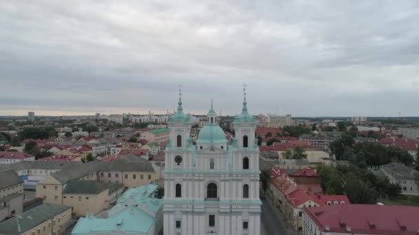 Grodna, Bielorrússia - julho de 2019: Catedral de São Francisco Xaviers e os edifícios históricos do centro histórico de Grodnos. Arquitetura barroca do século XVII drone shot — Vídeo de Stock
