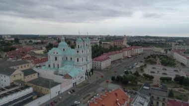 Grodna, Belarus - Temmuz 2019: St. Francis Xaviers Katedrali ve Grodnos 'un eski şehir merkezinin tarihi binaları. XVII yüzyılın Barok mimarisi