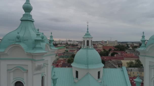 Grodna, Bielorrusia - julio de 2019: Catedral de San Francisco Xaviers y los edificios históricos del casco antiguo de Grodnos. Arquitectura barroca del dron del siglo XVII — Vídeo de stock