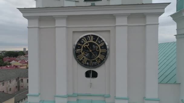 Närbild av antika tornet klockan St Francis Xaviers Cathedral och de historiska byggnaderna i Grodnos gamla stadskärna — Stockvideo