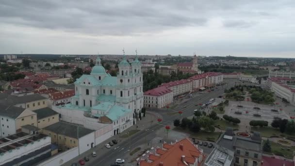 Grodna, Vitryssland - juli 2019: St. Francis Xaviers katedral och de historiska byggnaderna i Grodnos gamla stadskärna. 1600-talets barockarkitektur — Stockvideo