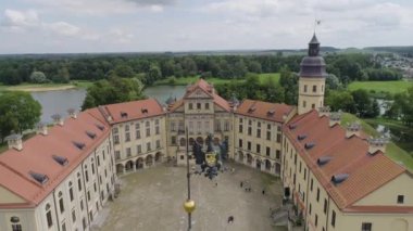 Nesvizh, Belarus - Temmuz 2019: Radziwill Hanedanı Dünya Mirası Koleksiyonu 'nun Nesvizh Şatosu Mimarisi, Yerleşim Kompleksi Belarus' un en popüler turistik merkezi. Rönesans biçimi