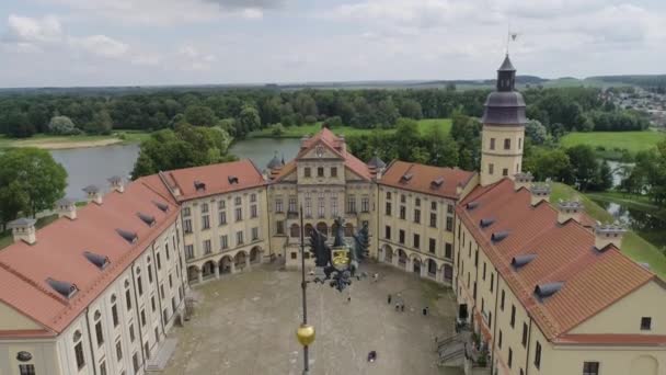 Nesvizh, Fehéroroszország - 2019. július: Nesvizh kastély Építészeti, Radziwill dinasztia Lakópark Világörökségi Gyűjtemény legnépszerűbb turisztikai attrakciója Fehéroroszországban. Reneszánsz stílus — Stock videók