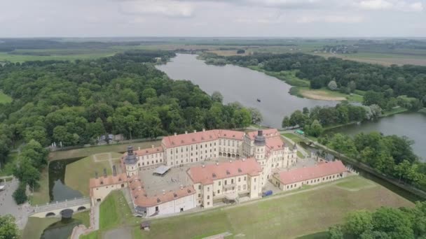 Nesvizh, Belarusz - 2019. július: Nesvizh kastély Világörökség Gyűjtemény népszerű turisztikai attrakciója Fehéroroszországban. XVII. századi reneszánsz stílusú építészeti emlék — Stock videók