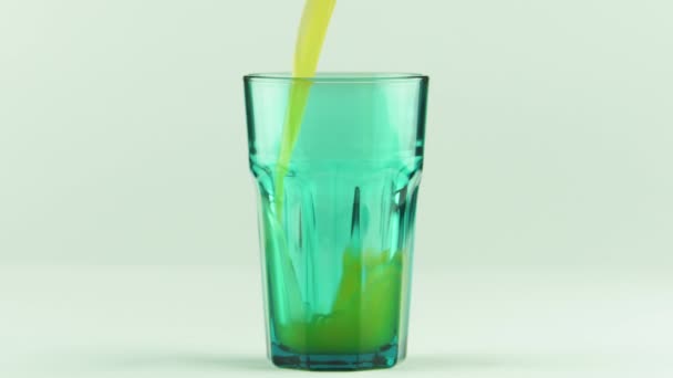 Сок наливается в зеленое стекло изолированы на белом фоне — стоковое видео