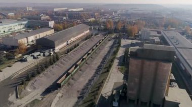 İnşaat lojistik merkezindeki ağır inşaat malzemelerinin hava görüntüsü. Granit, beton, çimento ve diğer yapı malzemelerinin teslimatı