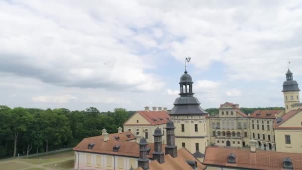 Nesvizh, Vitryssland - juli 2019: Nesvizh slott Arkitektur-, bostads- och kulturkomplexet i Radziwill dynastin världsarvssamling. Arkitektoniskt monument av XVII -talet — Stockvideo