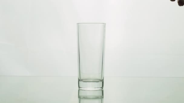 L'eau coule de la bouteille dans le verre 