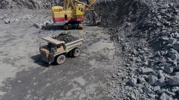 Mikashevichi, Belarus, 14.04.2020 - Large excavator loading granite into heavy dump truck — 비디오