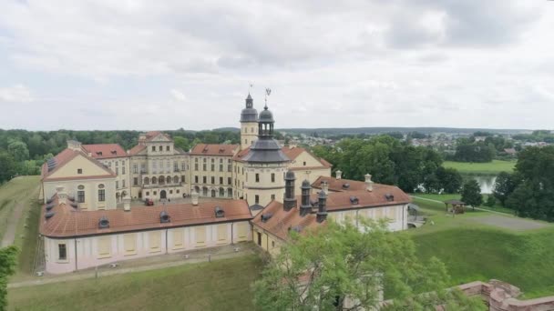 Nesvizh, Fehéroroszország - július, 2019: Nesvizh vár legnépszerűbb turisztikai attrakciója Fehéroroszország. XVII. századi reneszánsz stílusú építészeti emlék — Stock videók