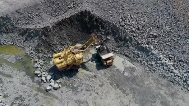 Grande escavadeira de carga de granito em caminhão pesado despejo Belaz — Vídeo de Stock