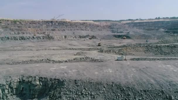Autocarri discarica mineraria in grande miniera di granito a cielo aperto . — Video Stock