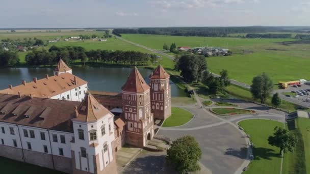 Мир, Білорусь - липень 2019: середньовічний замок Мир, резиденція відомої родини Радзівілл, найпопулярніша туристична пам'ятка Білорусі, місце проведення культурних історичних фестивалів. Червоний дах епохи Відродження. — стокове відео