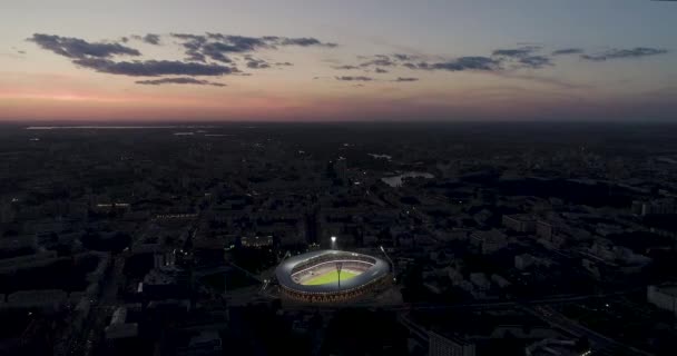 Minsk, Vitryssland - Oktober, 2019: översvämmad Dynamo Minsk stadion vid solnedgången under en fotbollsmatch drönare skott. Champions League och Europa League matcher spelas. — Stockvideo